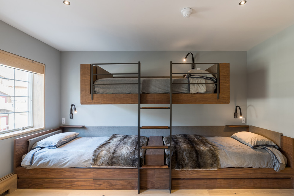 Idéer för mellanstora rustika könsneutrala barnrum kombinerat med sovrum och för 4-10-åringar, med grå väggar, brunt golv och ljust trägolv