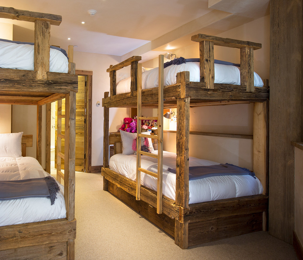 Modelo de dormitorio infantil de 4 a 10 años rural de tamaño medio con paredes beige y moqueta
