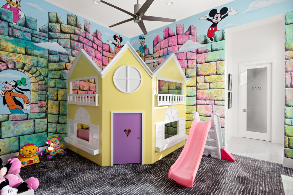Réalisation d'une grande chambre d'enfant de 4 à 10 ans design avec un mur multicolore, moquette et un sol multicolore.