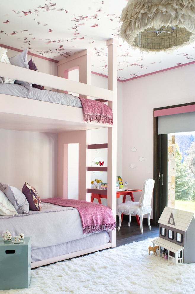 На фото: детская среднего размера в современном стиле с спальным местом, розовыми стенами, темным паркетным полом и серым полом для ребенка от 4 до 10 лет, девочки