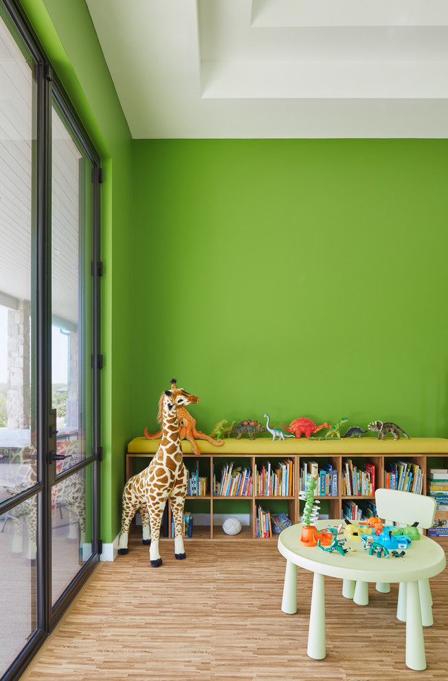 Réalisation d'une salle de jeux d'enfant de 1 à 3 ans design avec un mur vert et un sol beige.