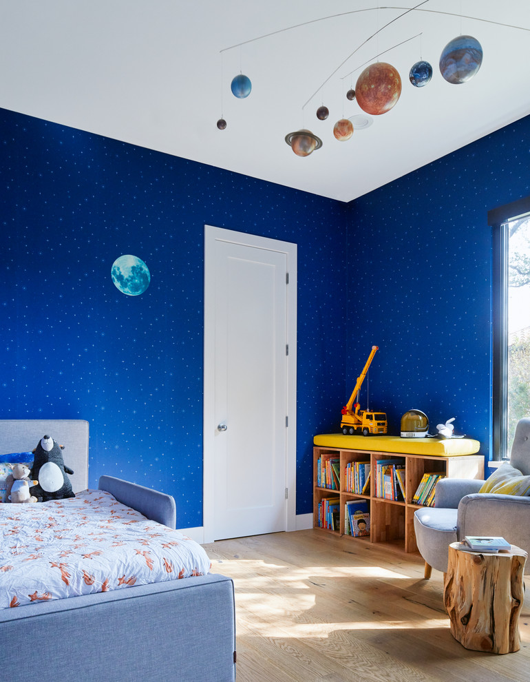 На фото: детская в современном стиле с спальным местом, синими стенами, светлым паркетным полом и бежевым полом для ребенка от 1 до 3 лет, мальчика