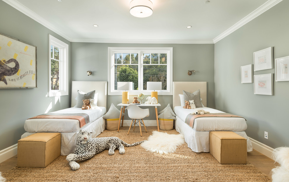 Foto de dormitorio infantil clásico renovado de tamaño medio con paredes grises y suelo de madera clara