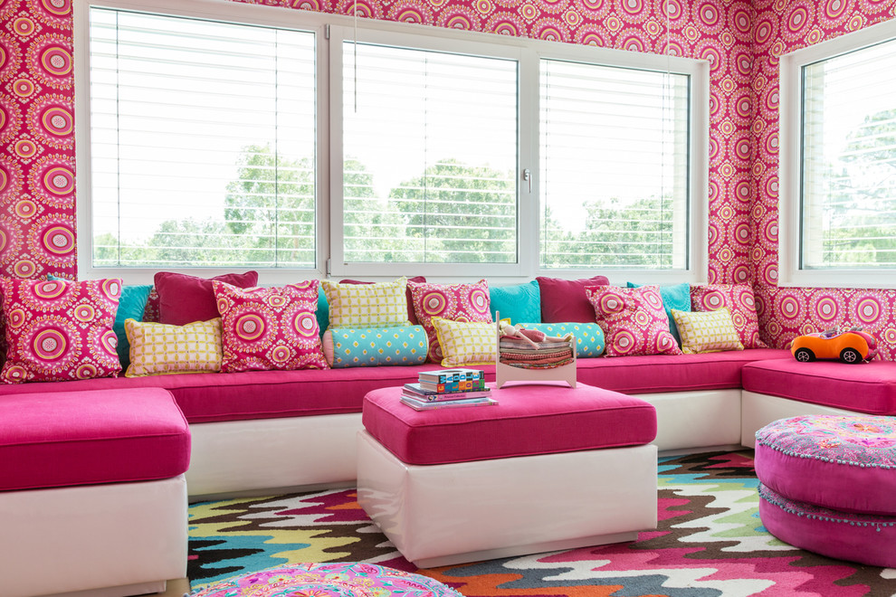 Aménagement d'une chambre d'enfant contemporaine avec un sol multicolore et un mur rose.