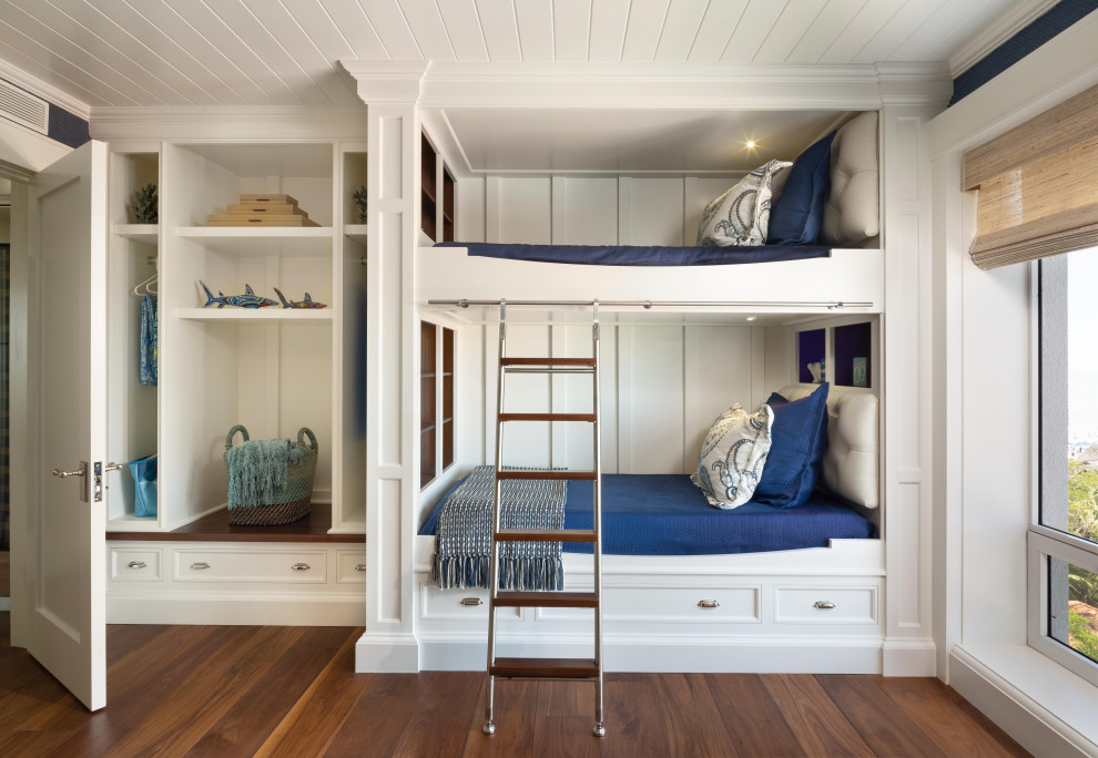 Exemple d'une chambre d'enfant de 4 à 10 ans bord de mer de taille moyenne avec un sol en bois brun, un sol marron, un mur blanc et un plafond en lambris de bois.