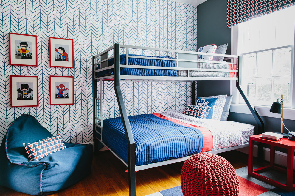 Aménagement d'une chambre d'enfant de 4 à 10 ans classique de taille moyenne avec un mur multicolore, un sol en bois brun, un sol marron et un lit superposé.
