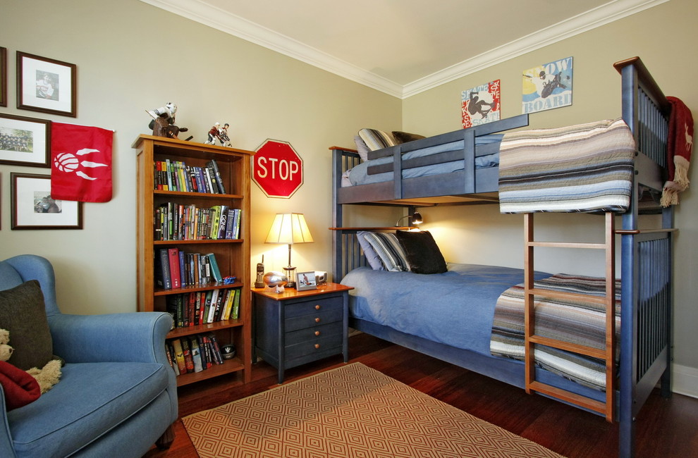 Imagen de dormitorio infantil de 4 a 10 años clásico con paredes beige y suelo de madera oscura