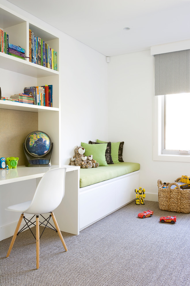 Стильный дизайн: нейтральная детская в современном стиле с рабочим местом, белыми стенами и ковровым покрытием для ребенка от 4 до 10 лет - последний тренд