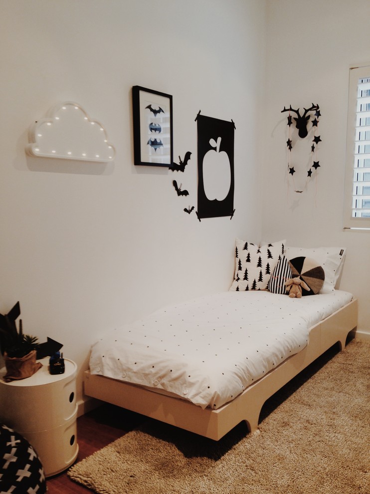 Idee per una piccola cameretta per bambini da 4 a 10 anni minimal con pareti bianche e pavimento in legno massello medio