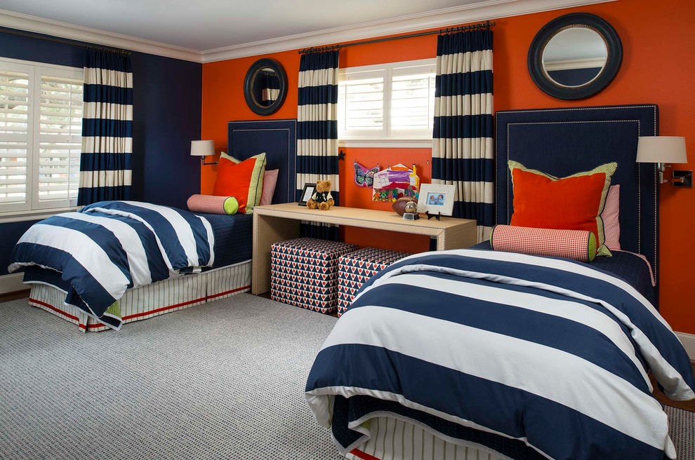 Ispirazione per una cameretta da letto tradizionale con pareti multicolore, moquette e pavimento grigio
