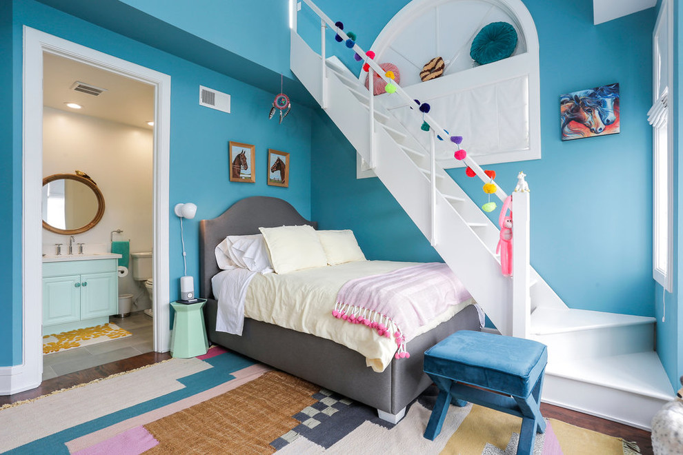 Immagine di una cameretta da letto tradizionale con pareti blu