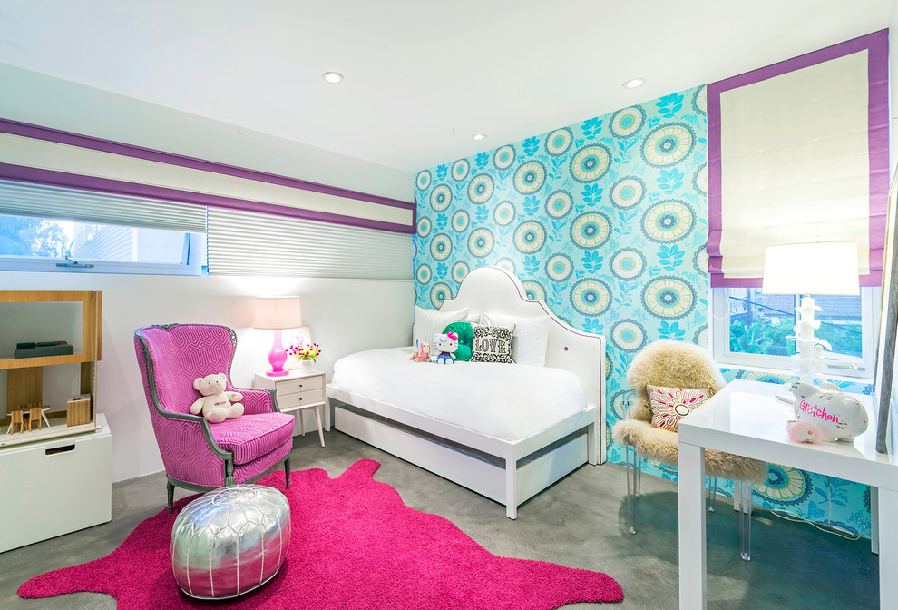Exempel på ett modernt flickrum kombinerat med sovrum och för 4-10-åringar, med flerfärgade väggar