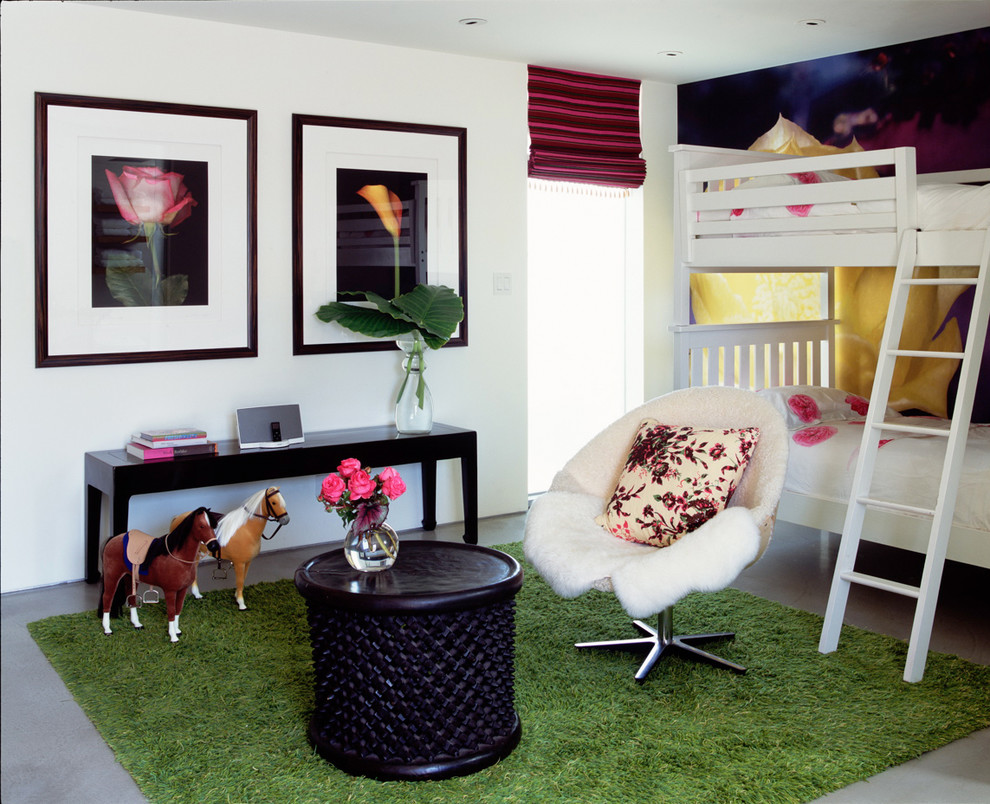 На фото: детская среднего размера в современном стиле с спальным местом, белыми стенами и бетонным полом для подростка, девочки с