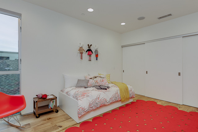 Großes Modernes Mädchenzimmer mit Schlafplatz, weißer Wandfarbe und hellem Holzboden in Los Angeles