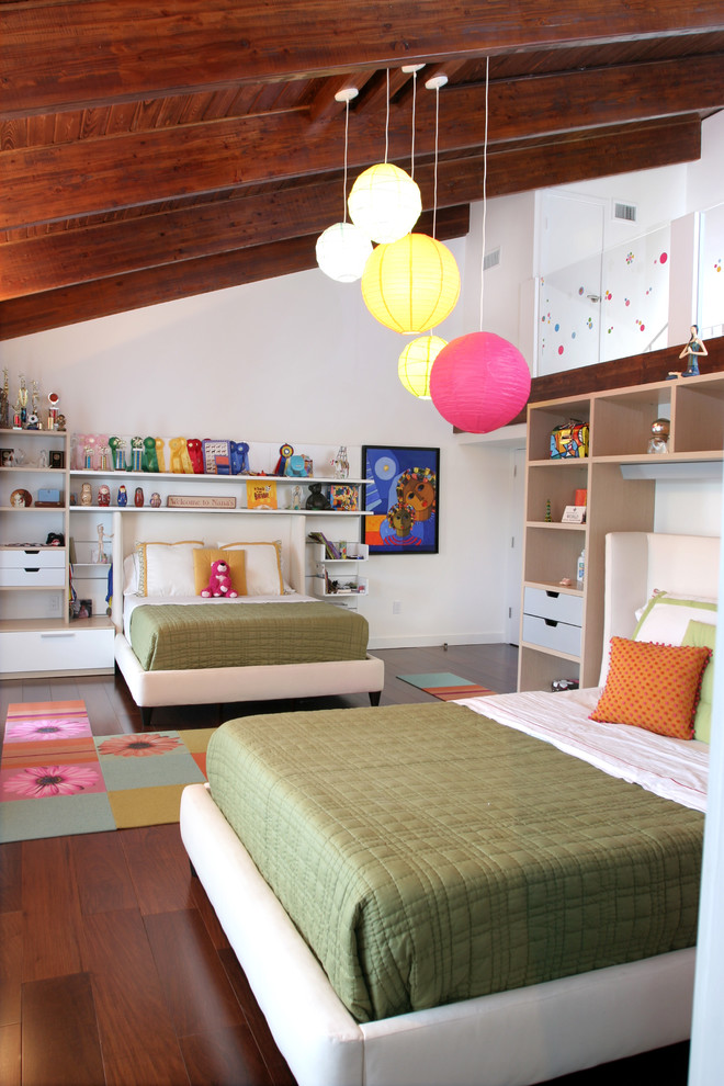 Immagine di una cameretta per bambini design di medie dimensioni con pareti bianche, parquet scuro e pavimento marrone