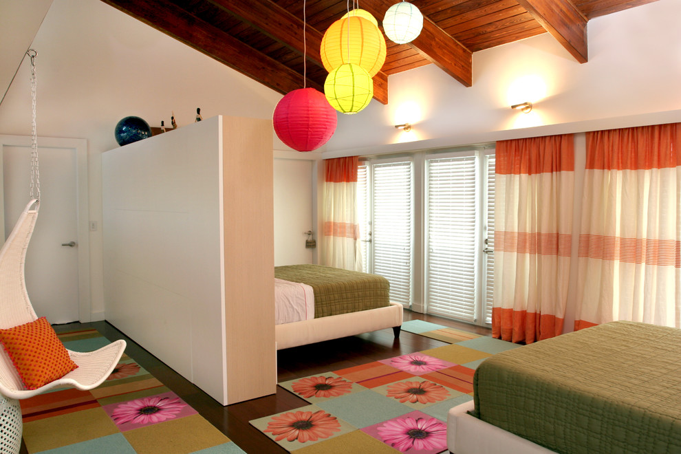 Imagen de dormitorio infantil actual de tamaño medio con paredes blancas, suelo de madera oscura y suelo marrón