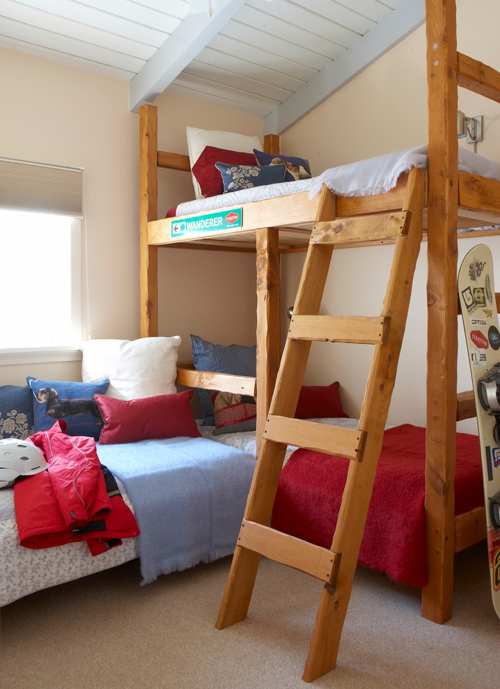 Inredning av ett amerikanskt mellanstort könsneutralt barnrum kombinerat med sovrum och för 4-10-åringar, med beige väggar, heltäckningsmatta och beiget golv