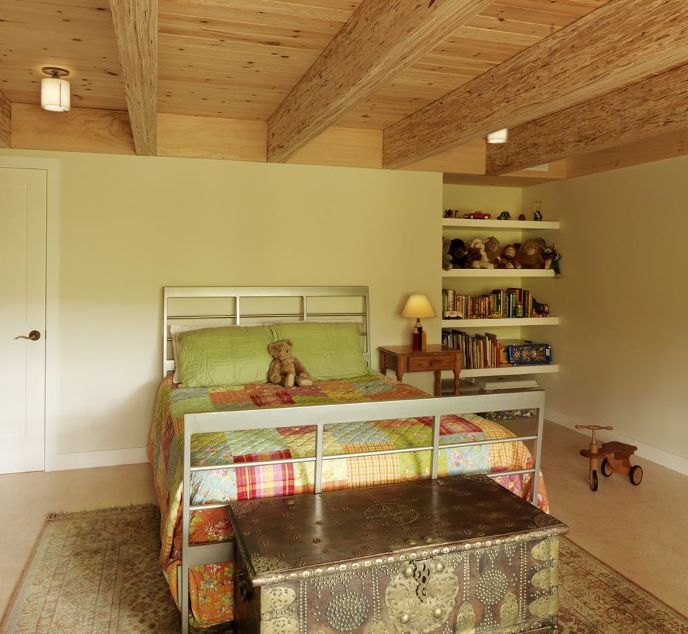 Exempel på ett lantligt flickrum kombinerat med sovrum och för 4-10-åringar, med beige väggar