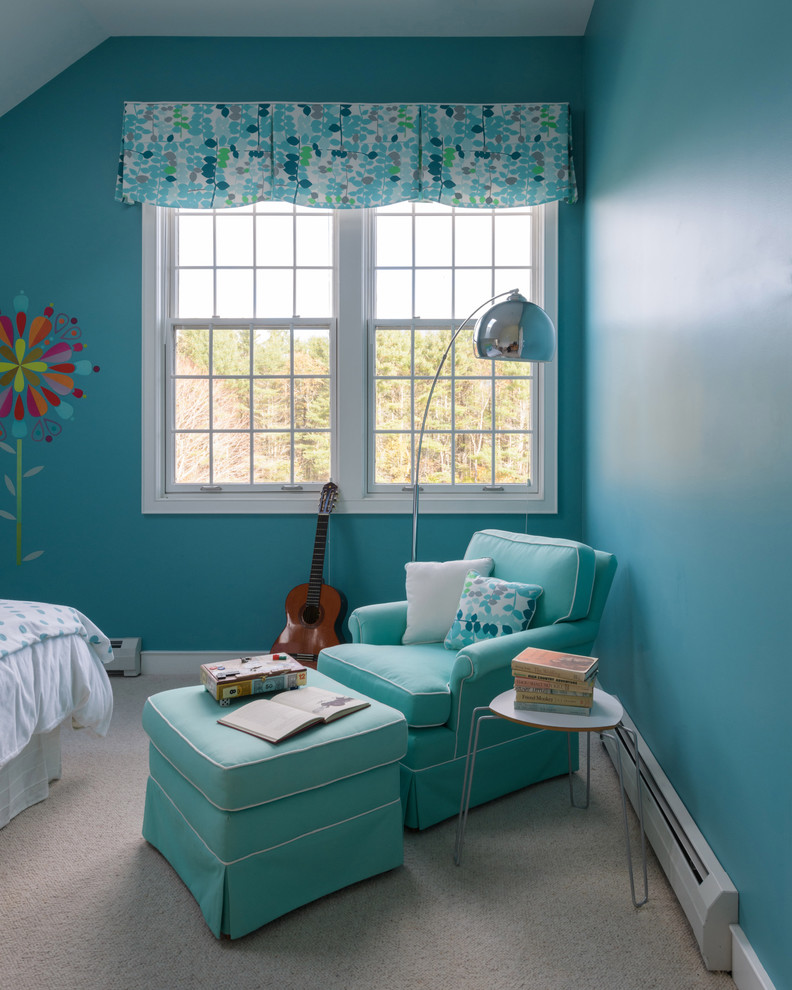Modelo de dormitorio infantil actual de tamaño medio con paredes azules, moqueta y suelo beige