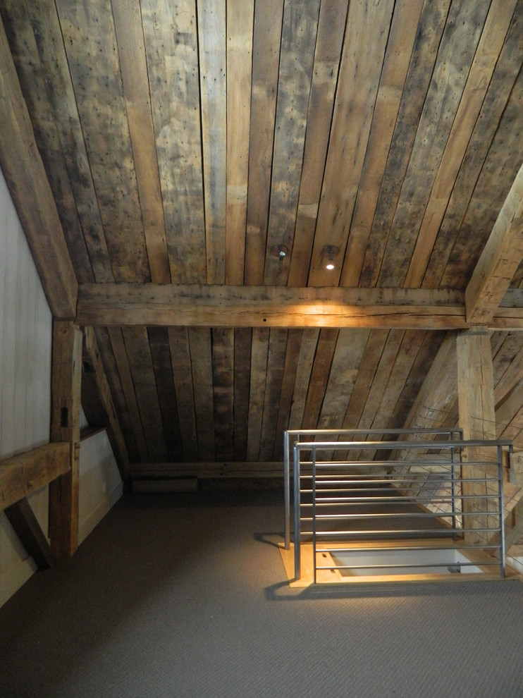 Klassisk inredning av ett barnrum kombinerat med lekrum, med vita väggar, heltäckningsmatta och grått golv