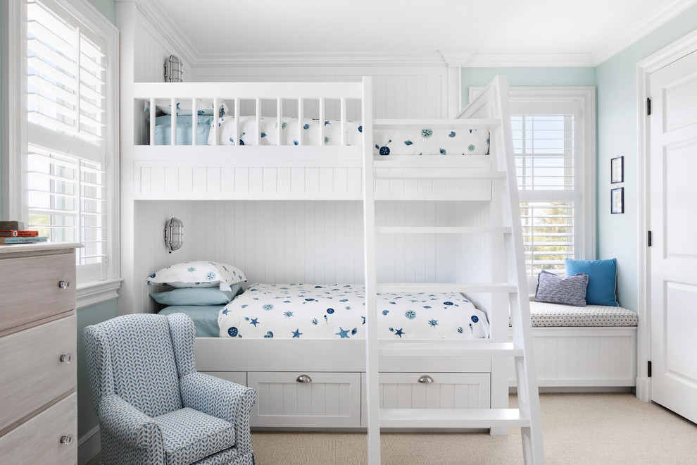 Esempio di una cameretta per bambini stile marinaro con pareti blu, moquette e pavimento beige