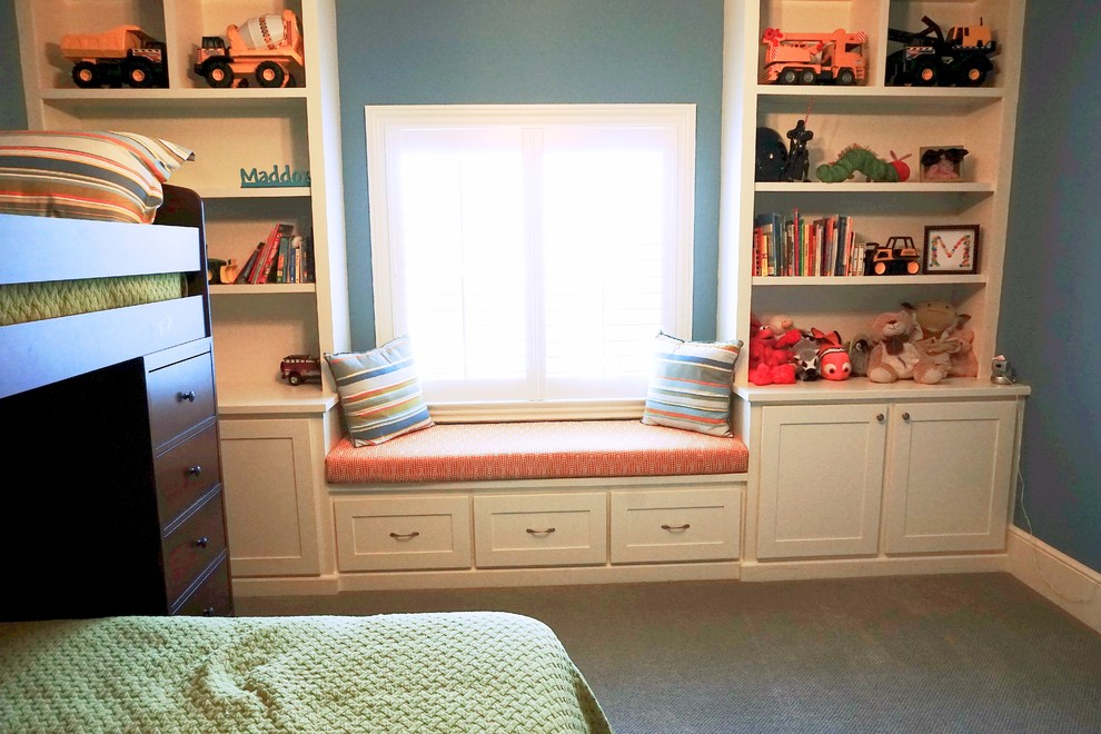 Klassisk inredning av ett mellanstort pojkrum kombinerat med sovrum och för 4-10-åringar, med blå väggar och heltäckningsmatta