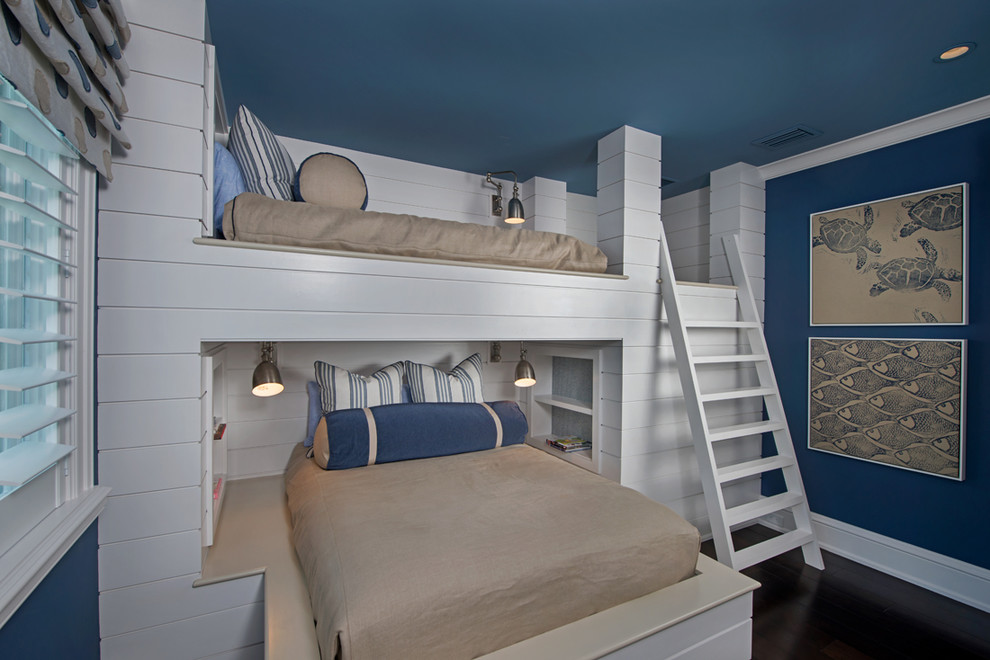 Inredning av ett klassiskt mellanstort pojkrum kombinerat med sovrum och för 4-10-åringar, med blå väggar och mörkt trägolv
