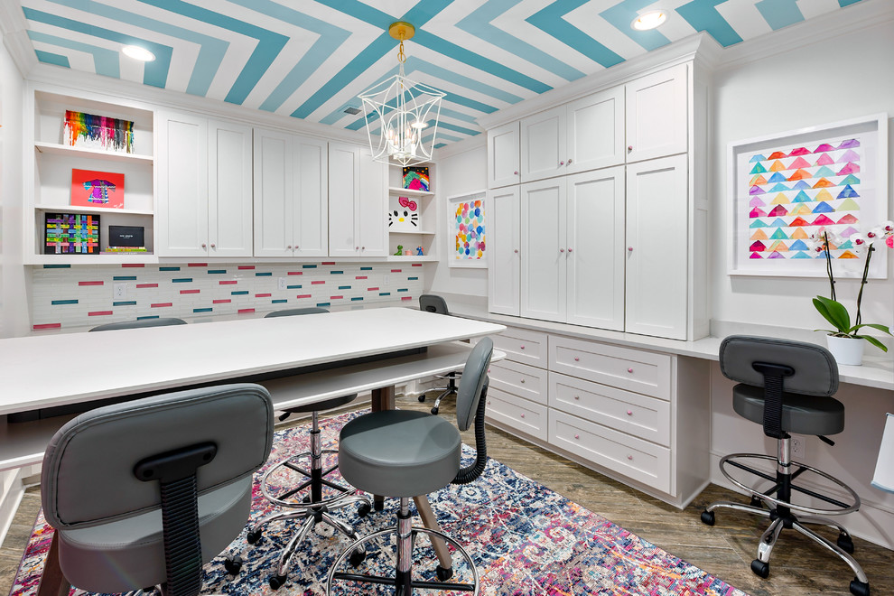 Neutrales Klassisches Kinderzimmer mit Arbeitsecke und weißer Wandfarbe in Kansas City