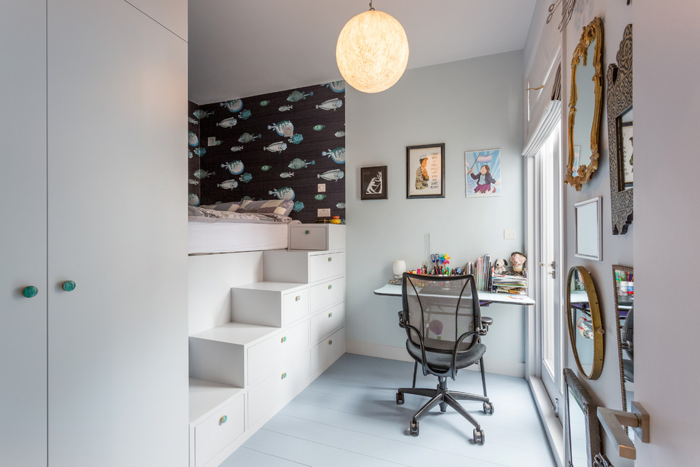 Inspiration för mellanstora eklektiska könsneutrala barnrum kombinerat med sovrum och för 4-10-åringar, med blå väggar, målat trägolv och grått golv