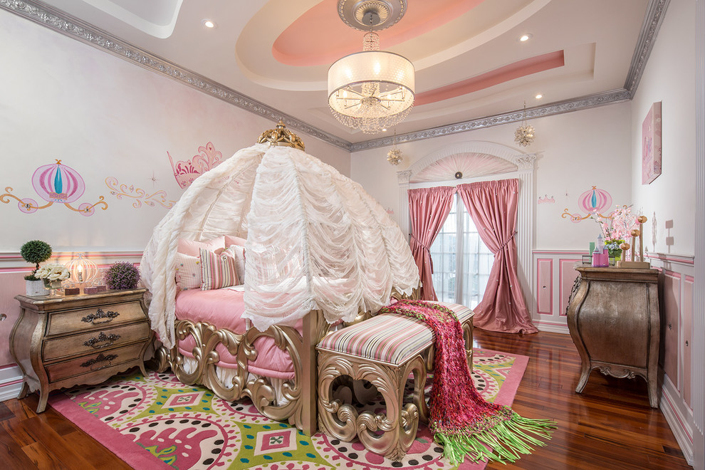 Exempel på ett stort klassiskt flickrum kombinerat med sovrum och för 4-10-åringar, med flerfärgade väggar, brunt golv och mörkt trägolv