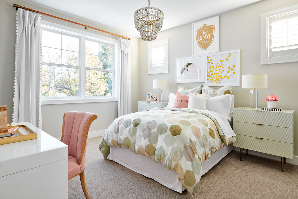 Modelo de dormitorio infantil tradicional renovado con paredes beige, moqueta y suelo beige
