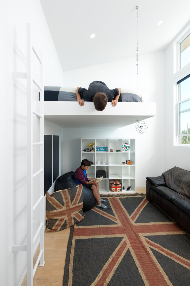 Neutrales Modernes Jugendzimmer mit weißer Wandfarbe, hellem Holzboden und Schlafplatz in Vancouver