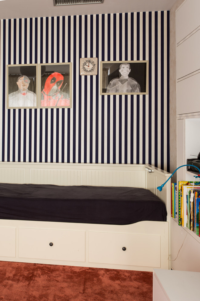Idée de décoration pour une chambre d'enfant de 4 à 10 ans bohème de taille moyenne avec un mur multicolore, moquette et un sol rouge.