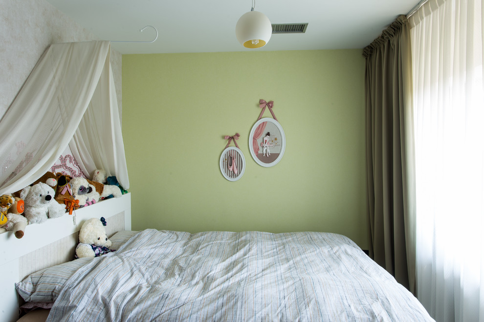 Inredning av ett eklektiskt mellanstort flickrum kombinerat med sovrum och för 4-10-åringar, med gröna väggar, heltäckningsmatta och grönt golv