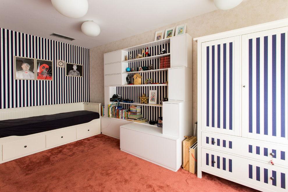 Стильный дизайн: детская среднего размера в стиле фьюжн с спальным местом, разноцветными стенами, ковровым покрытием и красным полом для ребенка от 4 до 10 лет, мальчика - последний тренд