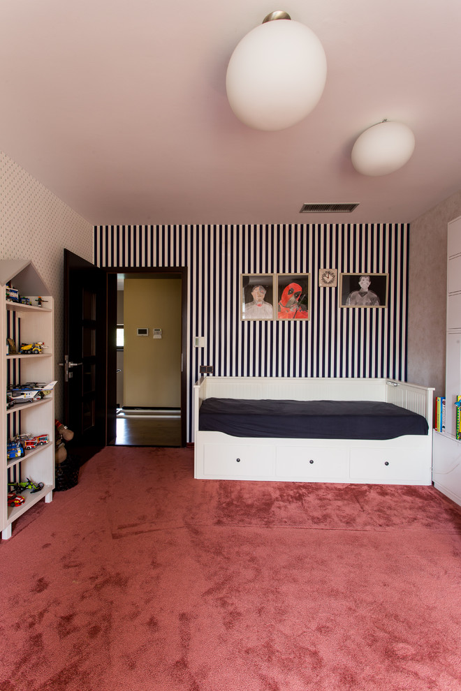 Idéer för mellanstora eklektiska pojkrum kombinerat med sovrum och för 4-10-åringar, med flerfärgade väggar, heltäckningsmatta och rött golv