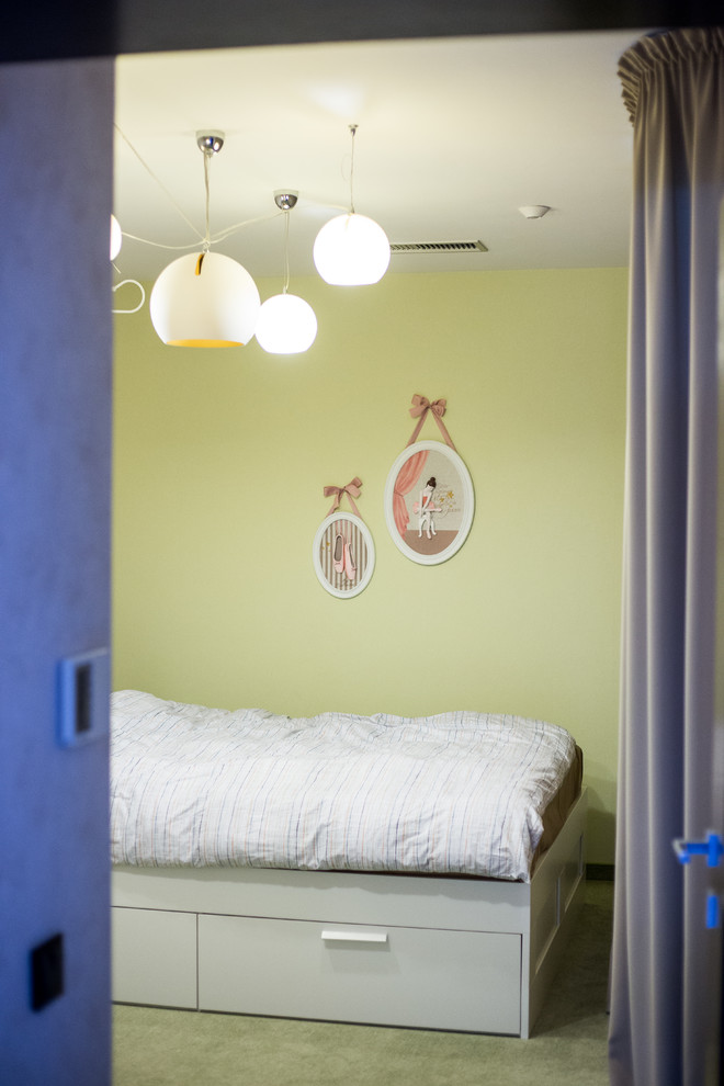 Exempel på ett mellanstort eklektiskt flickrum kombinerat med sovrum och för 4-10-åringar, med gröna väggar, heltäckningsmatta och grönt golv