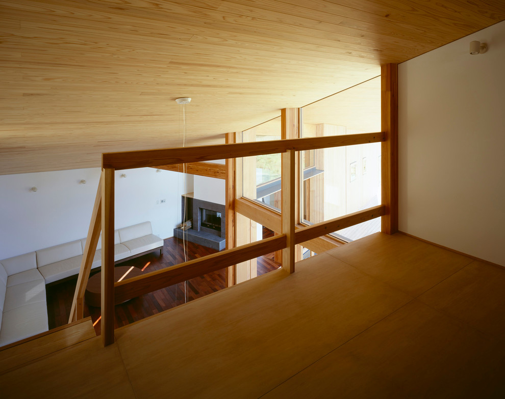 Idéer för ett mellanstort modernt könsneutralt barnrum kombinerat med lekrum, med vita väggar, plywoodgolv och brunt golv