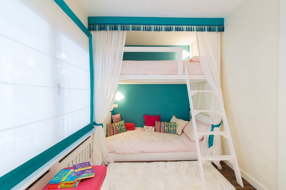Imagen de dormitorio infantil de 4 a 10 años nórdico de tamaño medio con paredes blancas y suelo de madera en tonos medios