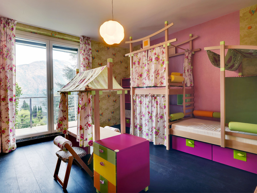 Bild på ett funkis barnrum kombinerat med sovrum, med målat trägolv