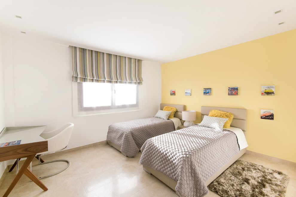 Bild på ett mellanstort funkis barnrum kombinerat med sovrum, med gula väggar och marmorgolv