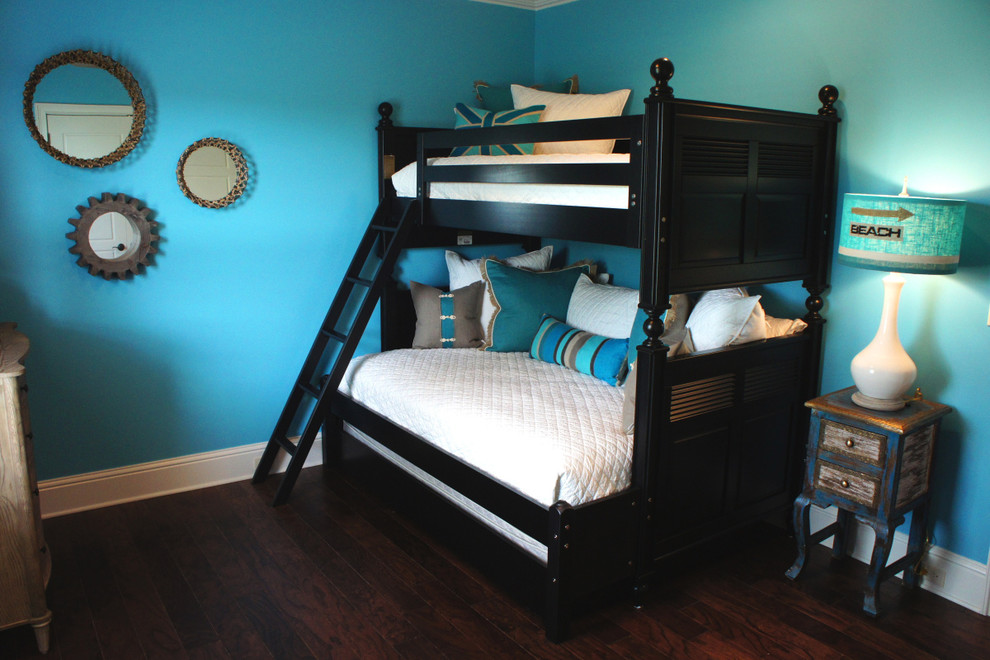 Inspiration för mellanstora maritima pojkrum kombinerat med sovrum, med blå väggar och mörkt trägolv