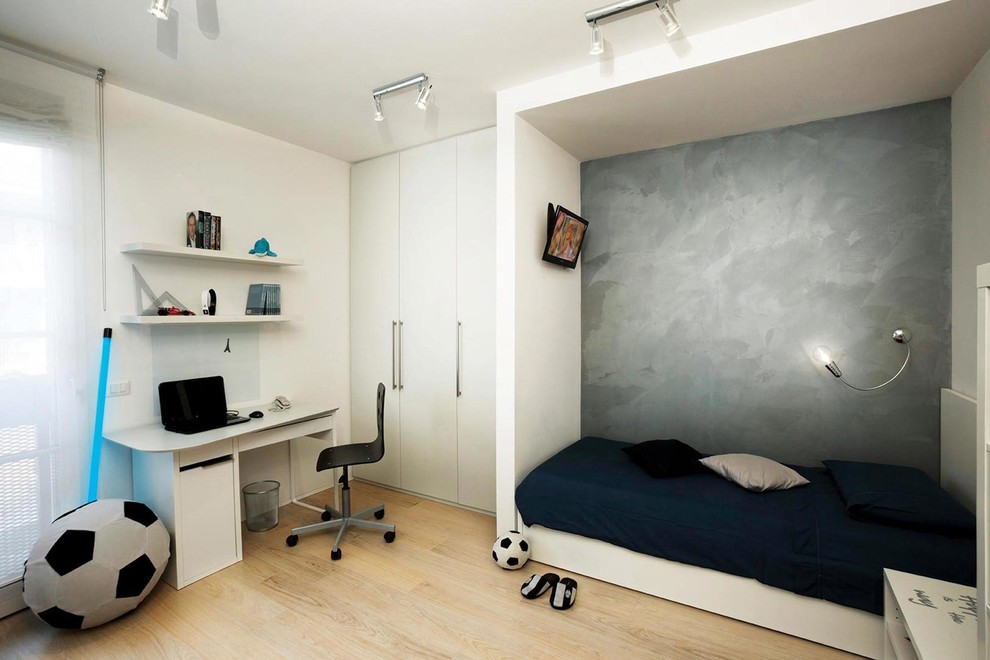 Foto på ett mellanstort minimalistiskt barnrum kombinerat med sovrum, med grå väggar och ljust trägolv