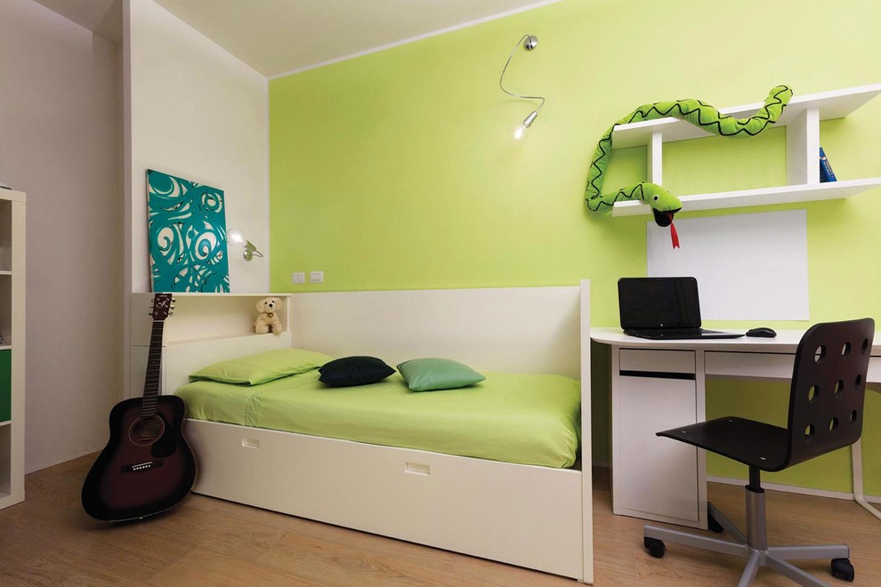 На фото: детская среднего размера в современном стиле с спальным местом, полом из керамогранита, разноцветными стенами и коричневым полом для ребенка от 4 до 10 лет, мальчика