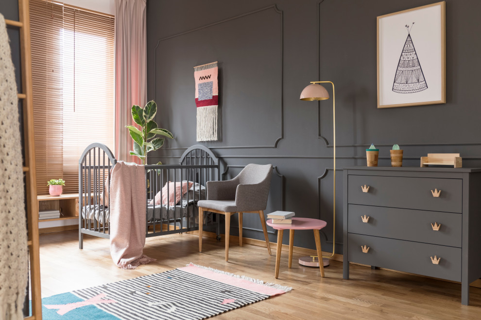Bild på ett stort funkis barnrum kombinerat med sovrum, med lila väggar, ljust trägolv och brunt golv