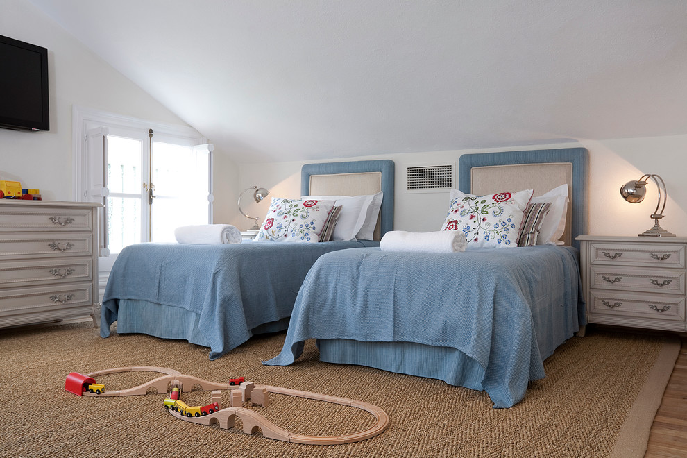Idee per una grande cameretta per bambini da 4 a 10 anni tradizionale con pareti bianche e pavimento in legno massello medio