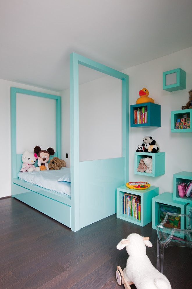 Cette image montre une chambre d'enfant design avec un mur blanc et parquet foncé.