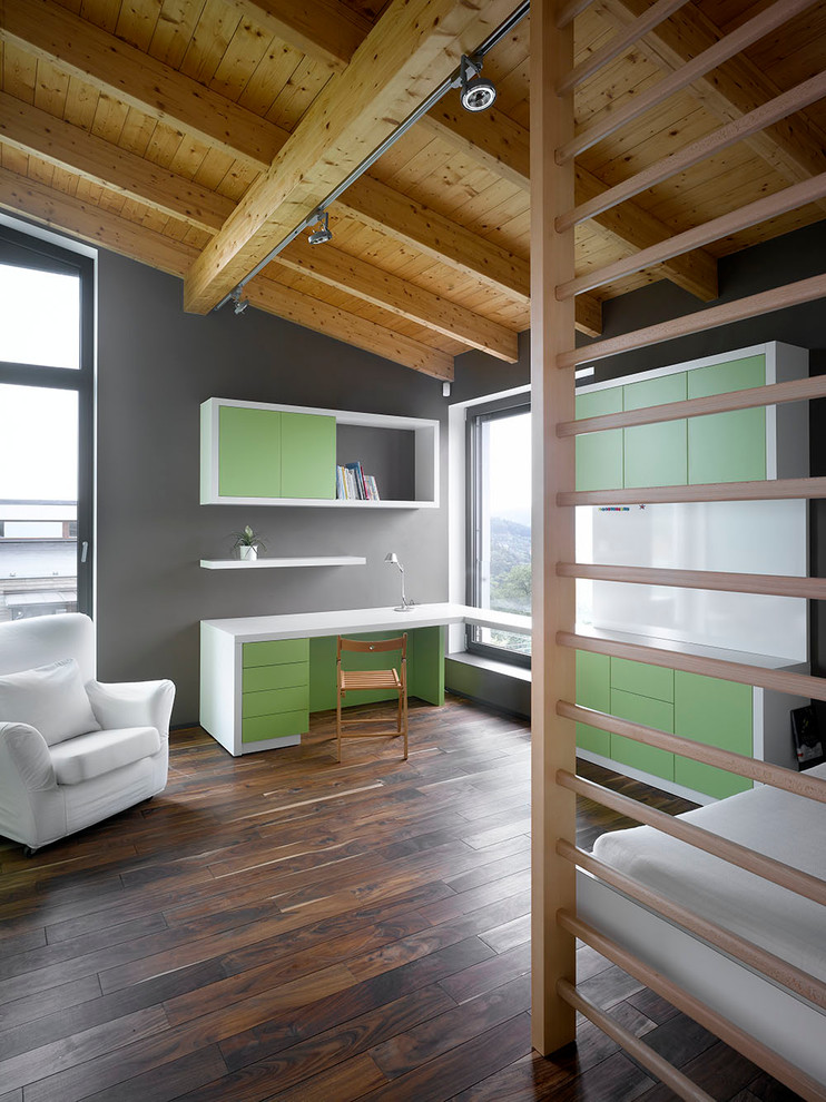 Inspiration pour une chambre d'enfant minimaliste avec un bureau, un mur gris et parquet foncé.