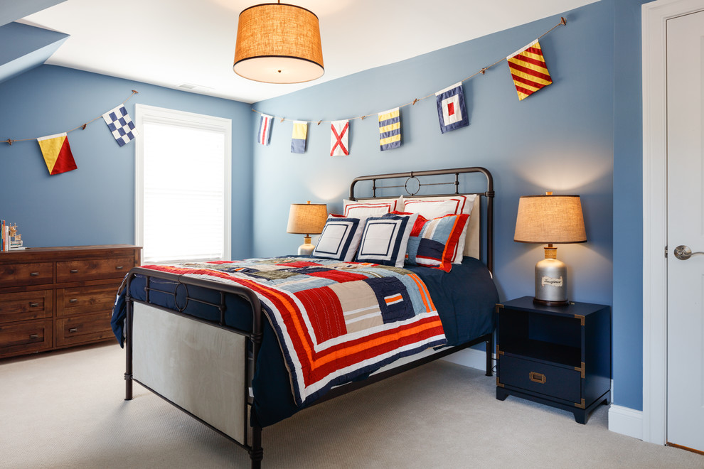 Klassisches Jungszimmer mit Schlafplatz, blauer Wandfarbe, Teppichboden und beigem Boden in Sonstige