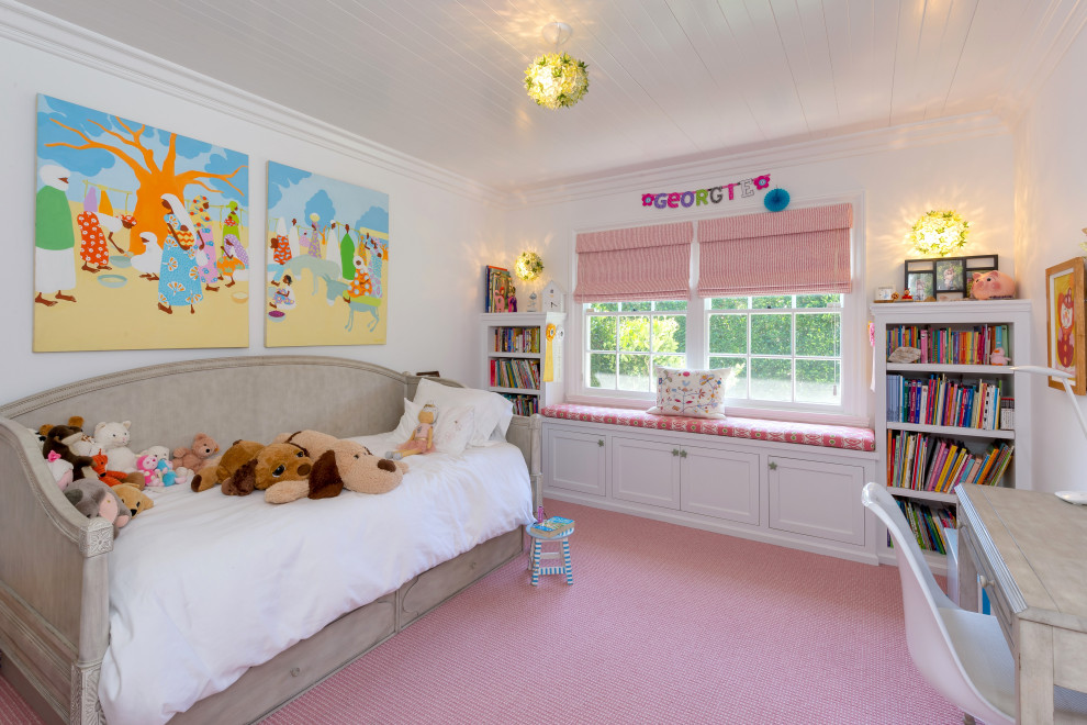 Пример оригинального дизайна: детская в стиле неоклассика (современная классика) с белыми стенами, ковровым покрытием и розовым полом